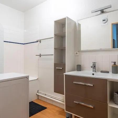 La Bretonnerie Private Parking, 2 Bedrooms, 4 People Tours