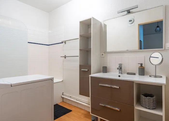 La Bretonnerie Private Parking, 2 Bedrooms, 4 People Tours