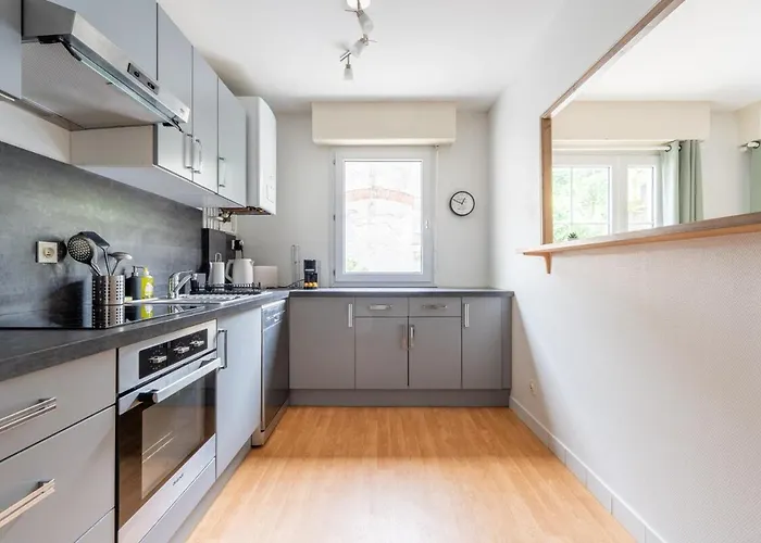 La Bretonnerie Private Parking, 2 Bedrooms, 4 People Tours